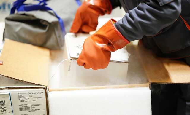 США передали Україні 2,3 млн доз вакцини Pfizer від коронавірусу