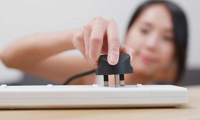 Електроприлади можуть "згоріти" через віялові відключення: українцям розповіли, як цього уникнути