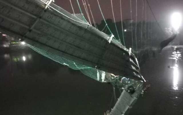 В Індії обвалився міст: більше 50 людей загинули