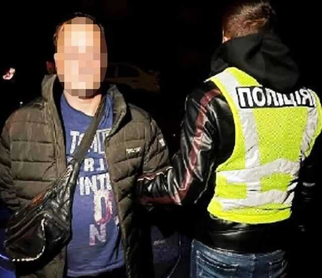 У Києві таксист вдарив клієнтку ножем у груди та пограбував її