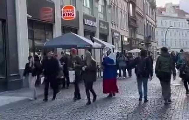 У Празі чоловік показав "настрашніше вбрання на Геловін", одягнувши прапор Росії