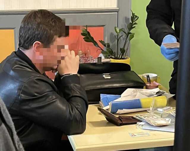 У Києві держвиконавець отримав хабар за стягнення аліментів