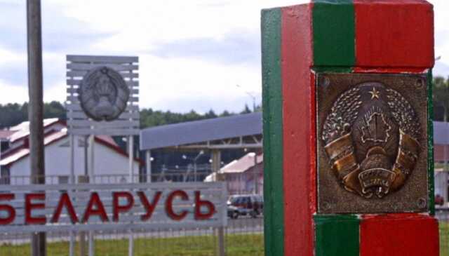 Воїни ЗСУ на БТРі випадково "завітали" в гості до білорусів: ті сховалися