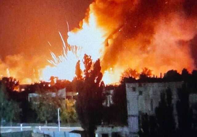 Захисники України знищили склади з БК окупантів на Бахмутському напрямку: піднявся чорний дим