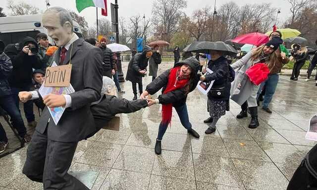 "Орбана витягли із заднього місця Путіна": у Варшаві влаштували яскравий перформанс