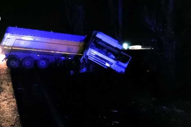 В Хмельницкой области произошла смертельная авария: грузовик столкнулся с легковушкой