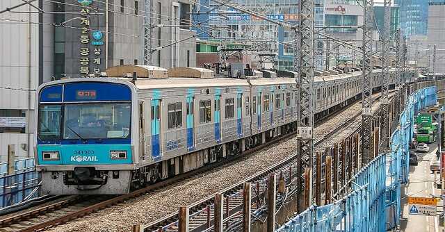 У столиці Південної Кореї з рейок зійшов потяг: постраждали понад 30 людей