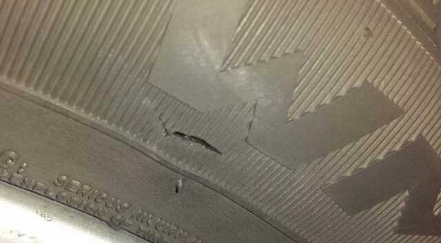 Пропагандистам РФ в Херсоне порезали колеса авто