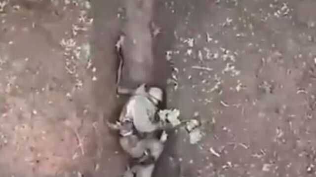 Британський таблоїд опублікував відео, як безпілотник атакує гранатами російського солдата в окопі