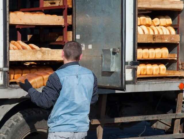 На Харківщині окупанти обстріляли авто, яке перевозило хліб: водій у лікарні