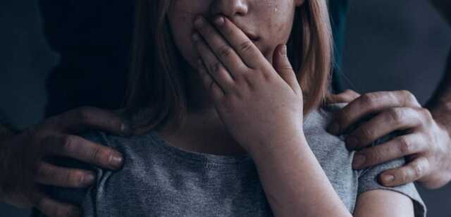 Поліція затримала 36-річного киянина: роками ґвалтував свою 8-річну падчерку та знімав на відео