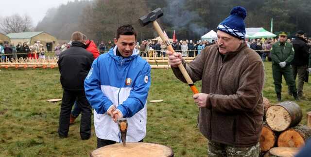 Лукашенко показав майстер-клас по рубанню дрів на конкурсі для журналістів