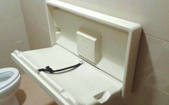 Заступник мера Дніпра закликав городян не займатися сексом на пеленальних столиках громадських туалетів