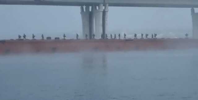 ВС РФ пешком отступают через переправу под Антоновским мостом