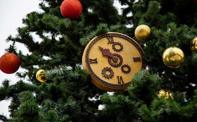 Жителям Дніпра запропонували голосуванням вирішити питання встановлення новорічної ялинки