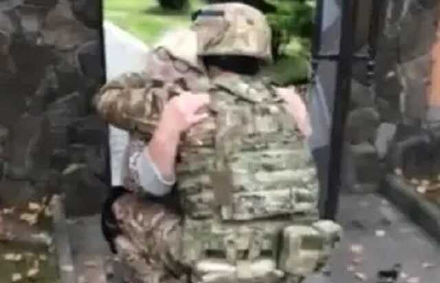 У Мережі показали відео, як бабуся в Херсоні на колінах зустрічає свого онука-визволителя