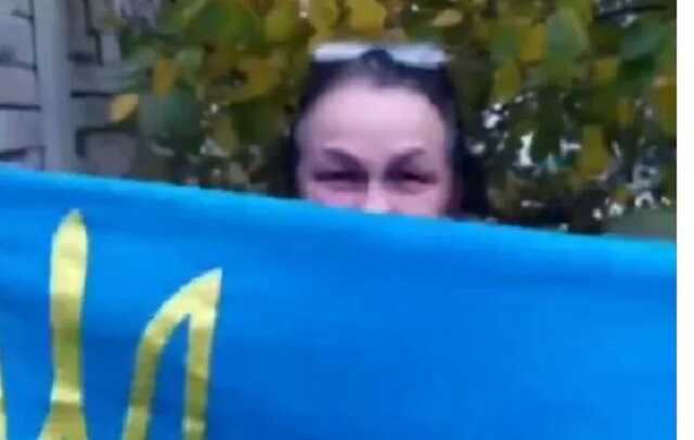 Прийшов час діставати! Мешканка Херсона заховала прапор України під тротуарну плитку