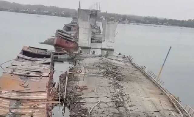 Над Антонівським мостом замайорів прапор України: зворушливі кадри