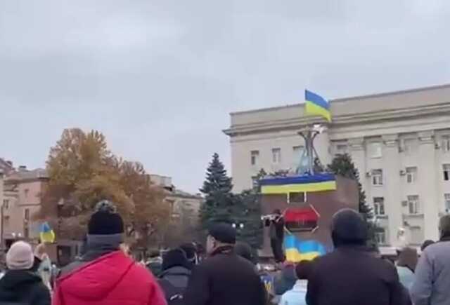 Возле Херсонской ОГА жители трогательно спели гимн Украины