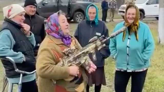 Літня жінка з автоматом на Херсонщині стала зіркою Мережі