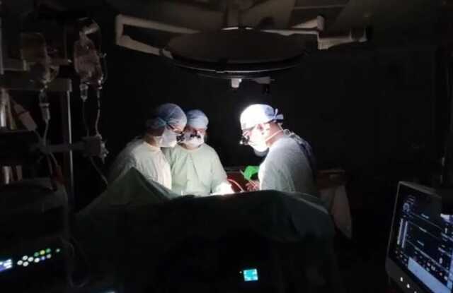 "Нас не зламати": українські кардіохірурги провели операцію на серці в напівтемряві