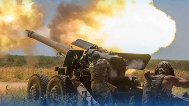 Украинские артиллеристы точным ударом уничтожили российский БТР на окраине Алёшек