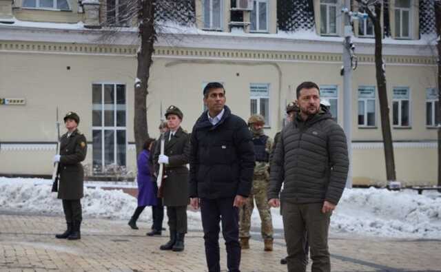 Зеленский и Сунак прогулялись по Киеву и посмотрели на уничтоженную технику РФ