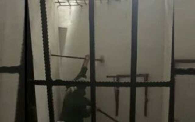 Российский командир бьет палкой подвешенного за руки подчиненного: "Кто еще хотел съ#баться?!"