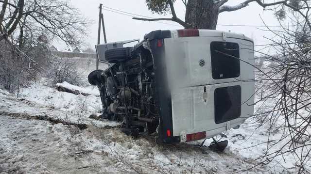На Київщині маршрутка на швидкості з’їхала в кювет і перекинулась: є постраждалий