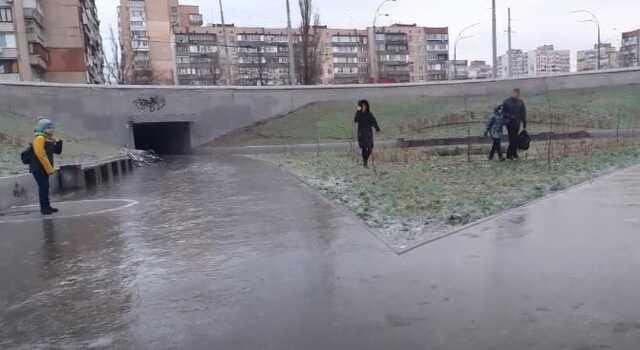 Київ скувала ожеледиця: Водіїв просять не виїжджати в місто без потреби