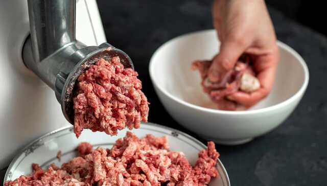 Киевлянка пришла в магазин Rozetka, чтобы накрутить котлет из-за отключения света