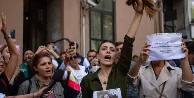 Іранські баскетболістки сфотографувалися без хіджабів на знак солідарності із протестувальниками