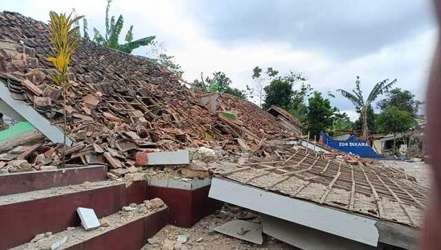 В Индонезии произошло мощное землетрясение: погибли десятки человек, 700 ранены