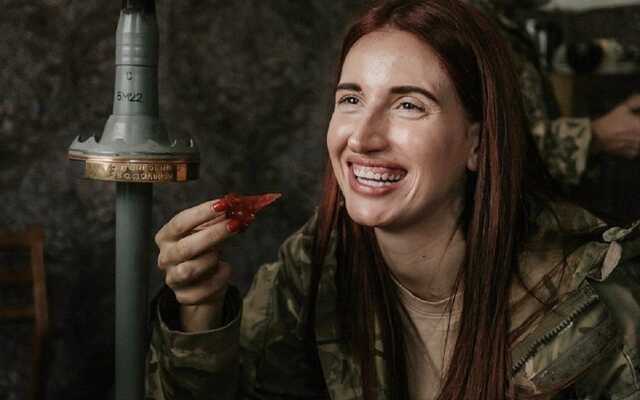 Снайперка Євгенія Емеральд розсекретила стать майбутньої дитини