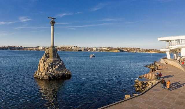 В Севастополе остановили движение морского транспорта после взрывов