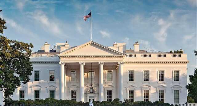 З’явилися фото Білого дому, прикрашеного до Різдва та Нового року першої леді США