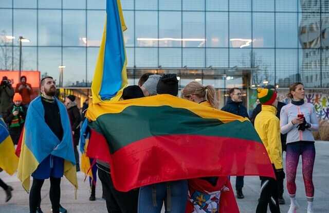 У Литві готівкову гривню з 5 грудня не мінятимуть на євро