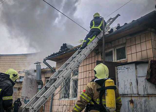 В Киеве на Троещине произошел пожар в электрораспределительном пункте