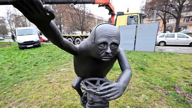 У Празі встановили красномовний пам’ятник Путіну з газовим краном у руках