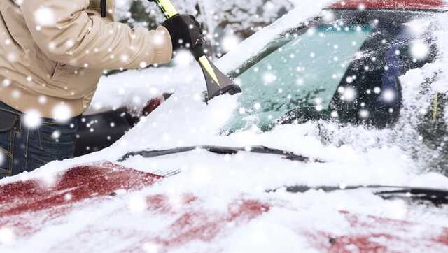 Киев заметает снегом, до Троещины не доезжают снегоуборочные машины