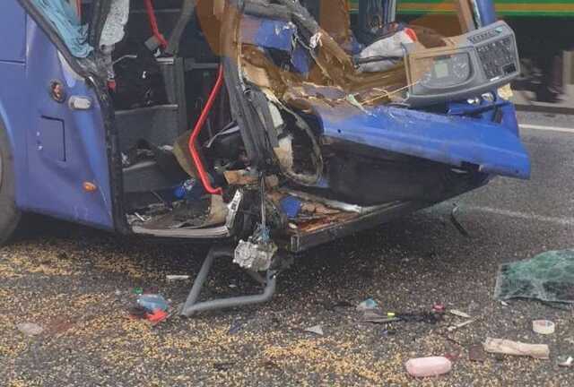 На Одещині пасажирський автобус влетів у фуру: є загиблі