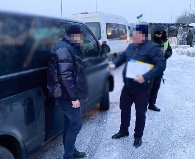 У Києві викрили чоловіка, який продавав гуманітарну допомогу, призначену ЗСУ