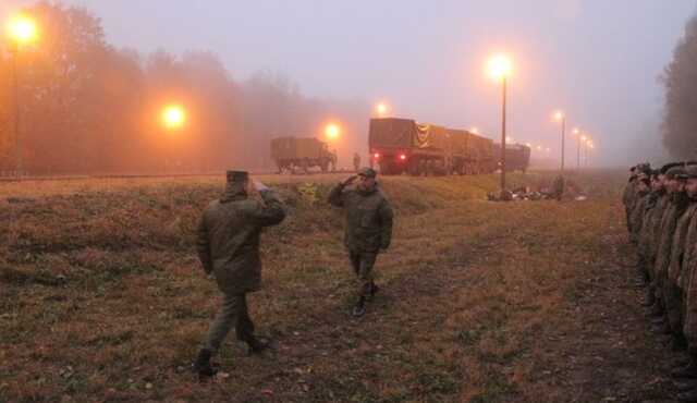 В Беларусь фиксируют прибытие российских эшелонов: везут БМП и грузовики