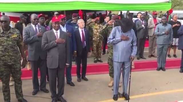 Президент Південного Судану обмочив штани під час звуків національного гімну