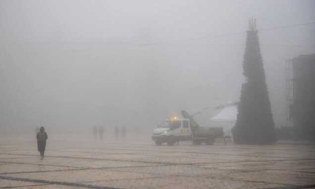 У Києві на Софійській площі прикрашають “ялинку незламності”