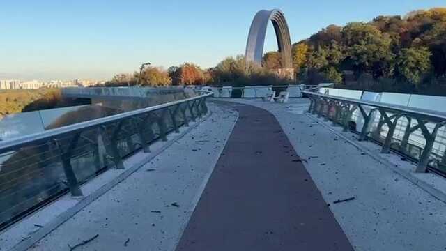 "І ти витримаєш": в Києві на мосту Кличка вивісили плакат, щоб підтримати українців