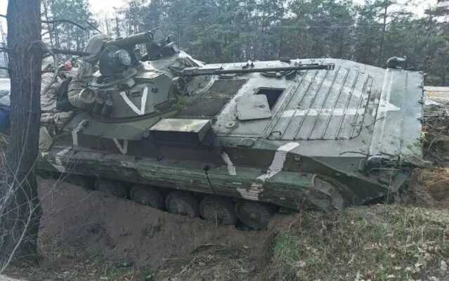 Український гранатометник впритул б’є по російському танку, що стріляє в нього