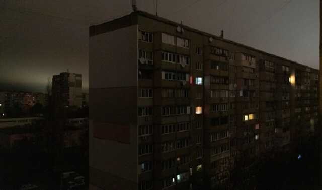 У Києві частина будинків залишаються без світла з учорашнього ранку