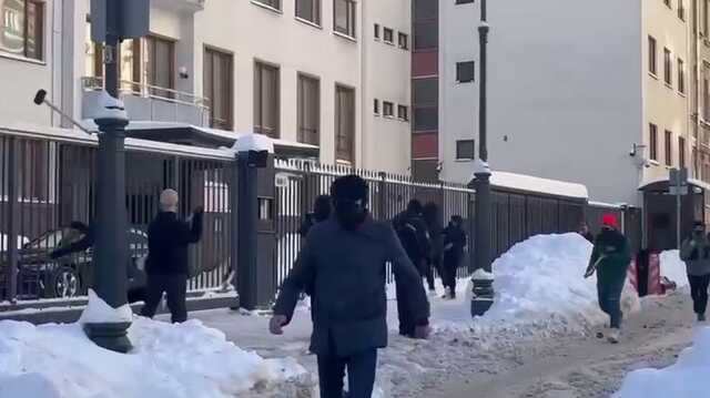 Будівлю посольства Фінляндії у Москві закидали кувалдами