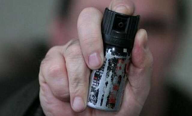 У Києві рецидивіст бризнув жінці газовим балончиком в обличчя, пограбував та підпалив волосся